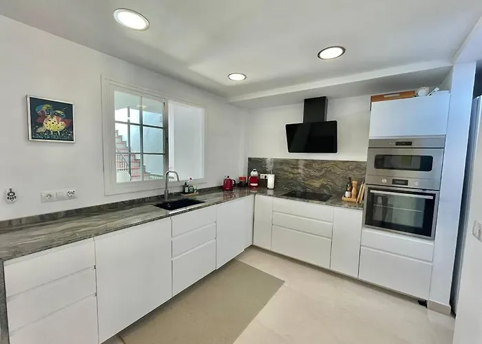 Stylish Beachside House 50 M From The Sea ! Hébergement de vacances Estepona